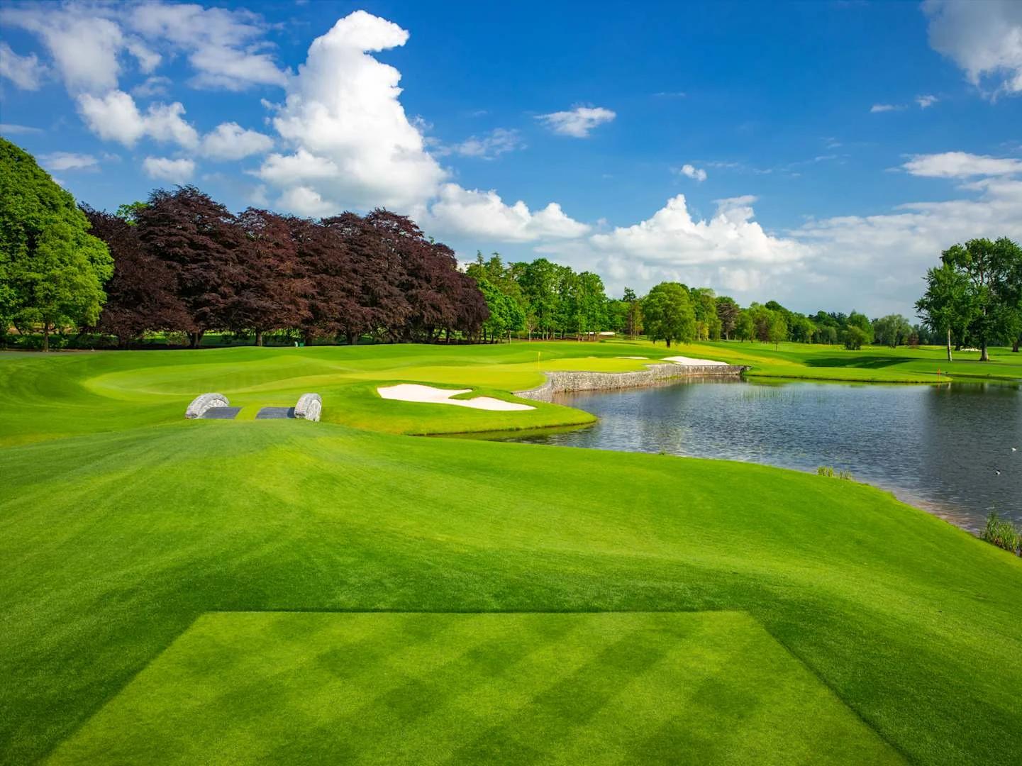 Fairway en green met waterhindernis op Adare Manor, de golfbaan in Ierland waar de Ryder Cup 2027 wordt gespeeld