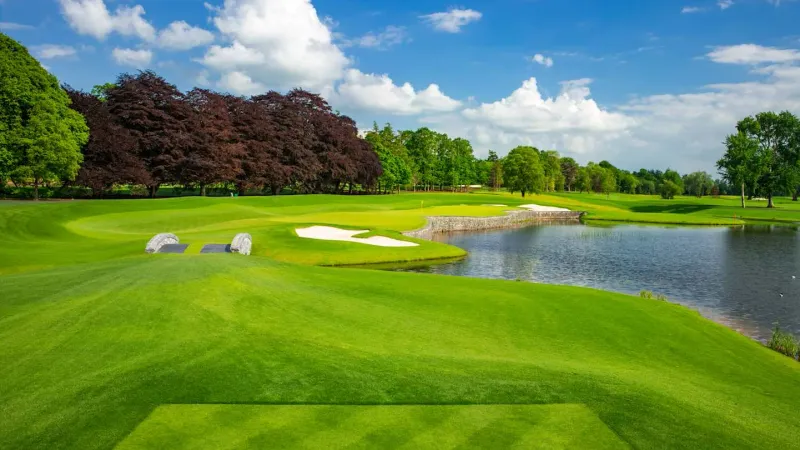 Fairway en green met waterhindernis op Adare Manor, de golfbaan in Ierland waar de Ryder Cup 2027 wordt gespeeld