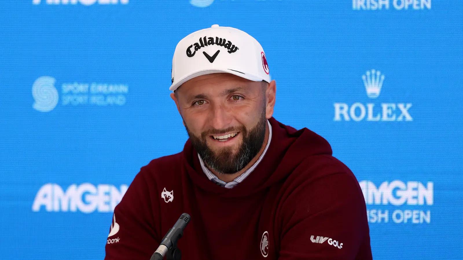 Jon Rahm tijdens een persconferentie bij de Amgen Irish Open 2026, gekleed in LIV Golf-kleding