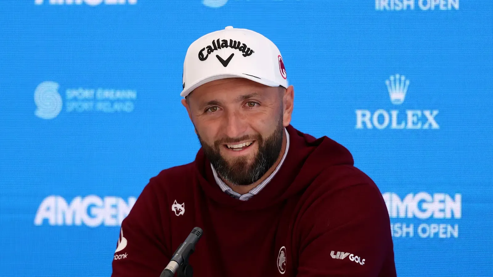 Jon Rahm tijdens een persconferentie bij de Amgen Irish Open 2026, gekleed in LIV Golf-kleding