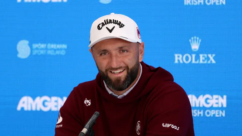 Jon Rahm tijdens een persconferentie bij de Amgen Irish Open 2026, gekleed in LIV Golf-kleding