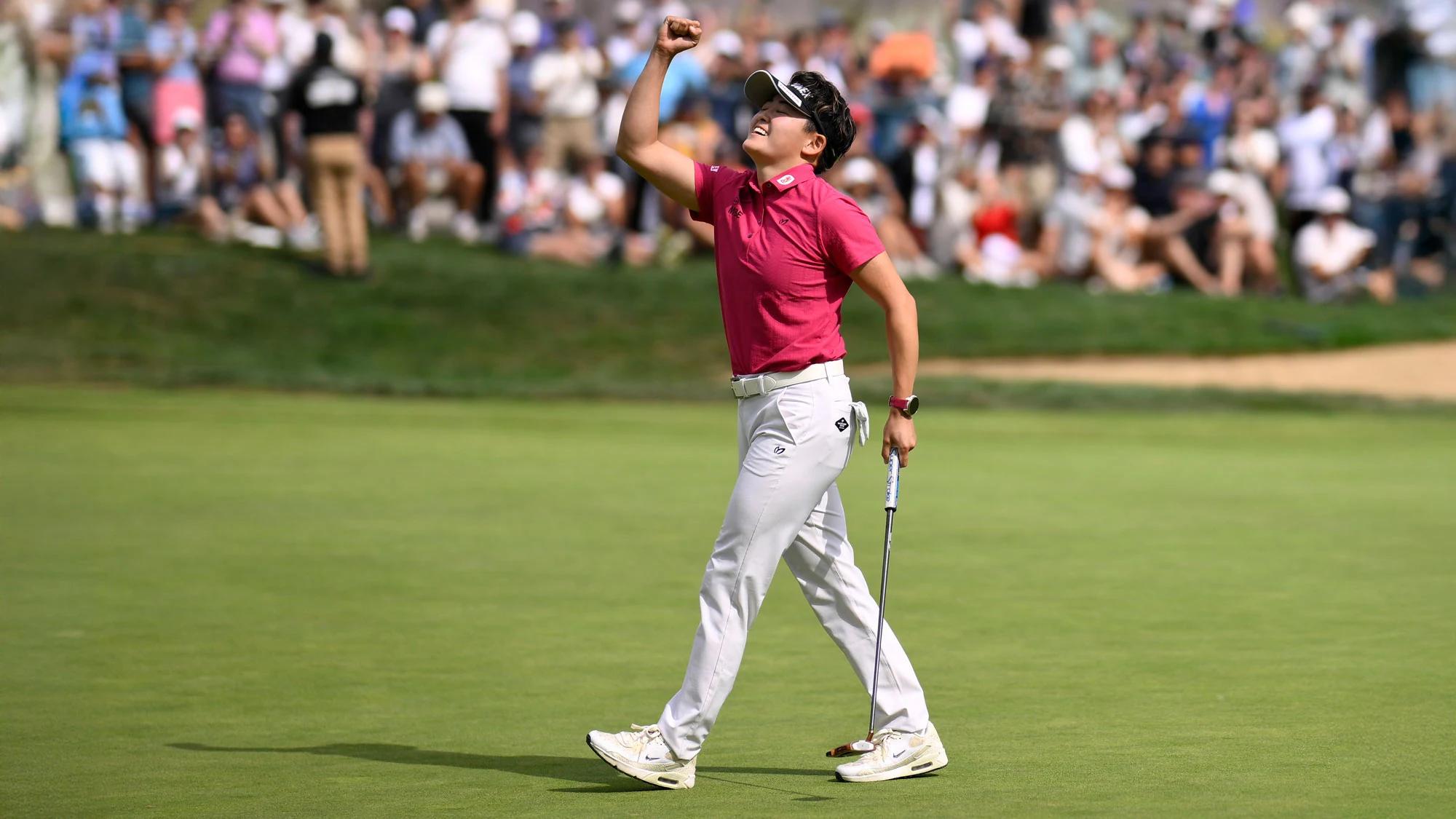 Akie Iwai reageert op de 18e green na haar zege op de Standard Portland Classic