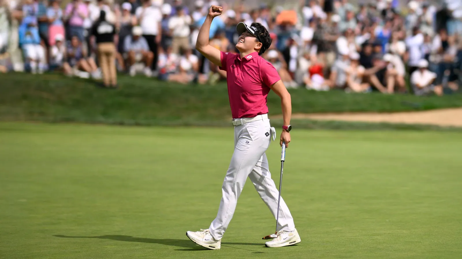 Akie Iwai reageert op de 18e green na haar zege op de Standard Portland Classic