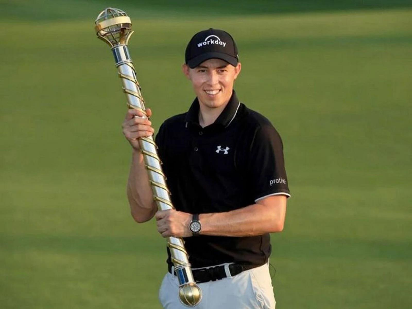 Matt Fitzpatrick met de trofee van het DP World Tour Championship in Dubai