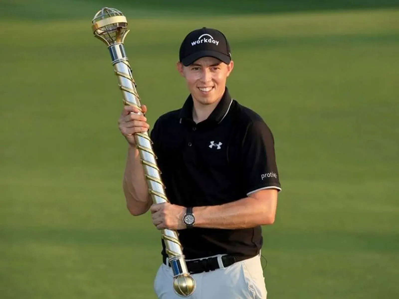 Matt Fitzpatrick met de trofee van het DP World Tour Championship in Dubai