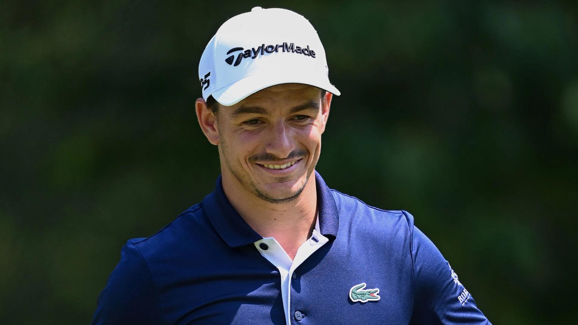 Tom Vaillant lachend in TaylorMade-pet en blauw Lacoste-shirt tijdens een DP World Tour-toernooi