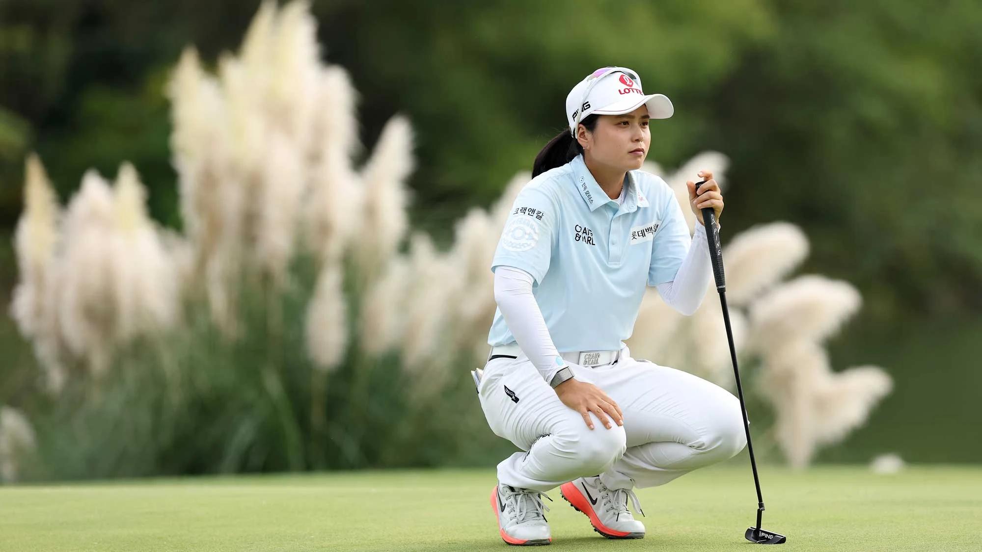 Hye-Jin Choi putt op de 18de green tijdens de tweede ronde van de Buick LPGA Shanghai 2026.