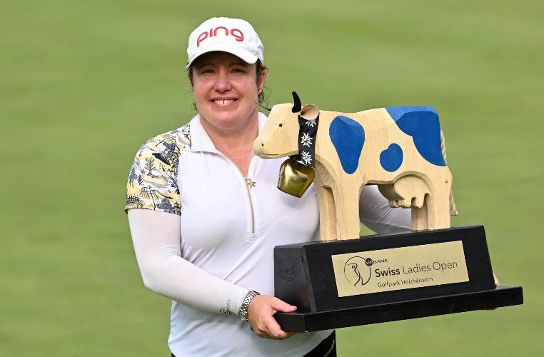 Eleanor Givens poseert met de trofee na haar zege op de VP Bank Swiss Ladies Open 2026