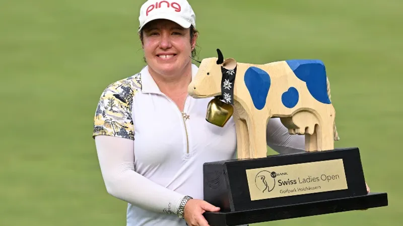 Eleanor Givens poseert met de trofee na haar zege op de VP Bank Swiss Ladies Open 2026
