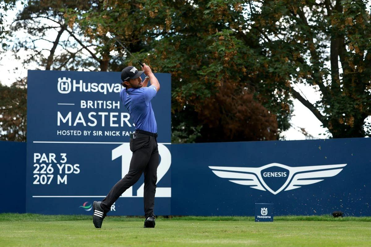 Marco Penge speelt een afslag tijdens de tweede ronde van de Husqvarna British Masters 2026 op The Belfry