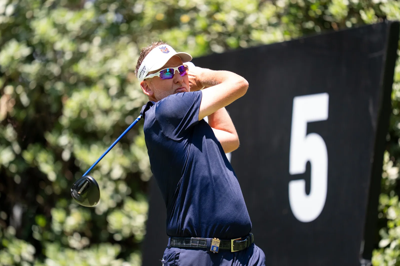 Ian Poulter slaat een afslag tijdens LIV Golf Mexico City