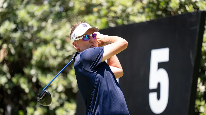 Ian Poulter slaat een afslag tijdens LIV Golf Mexico City