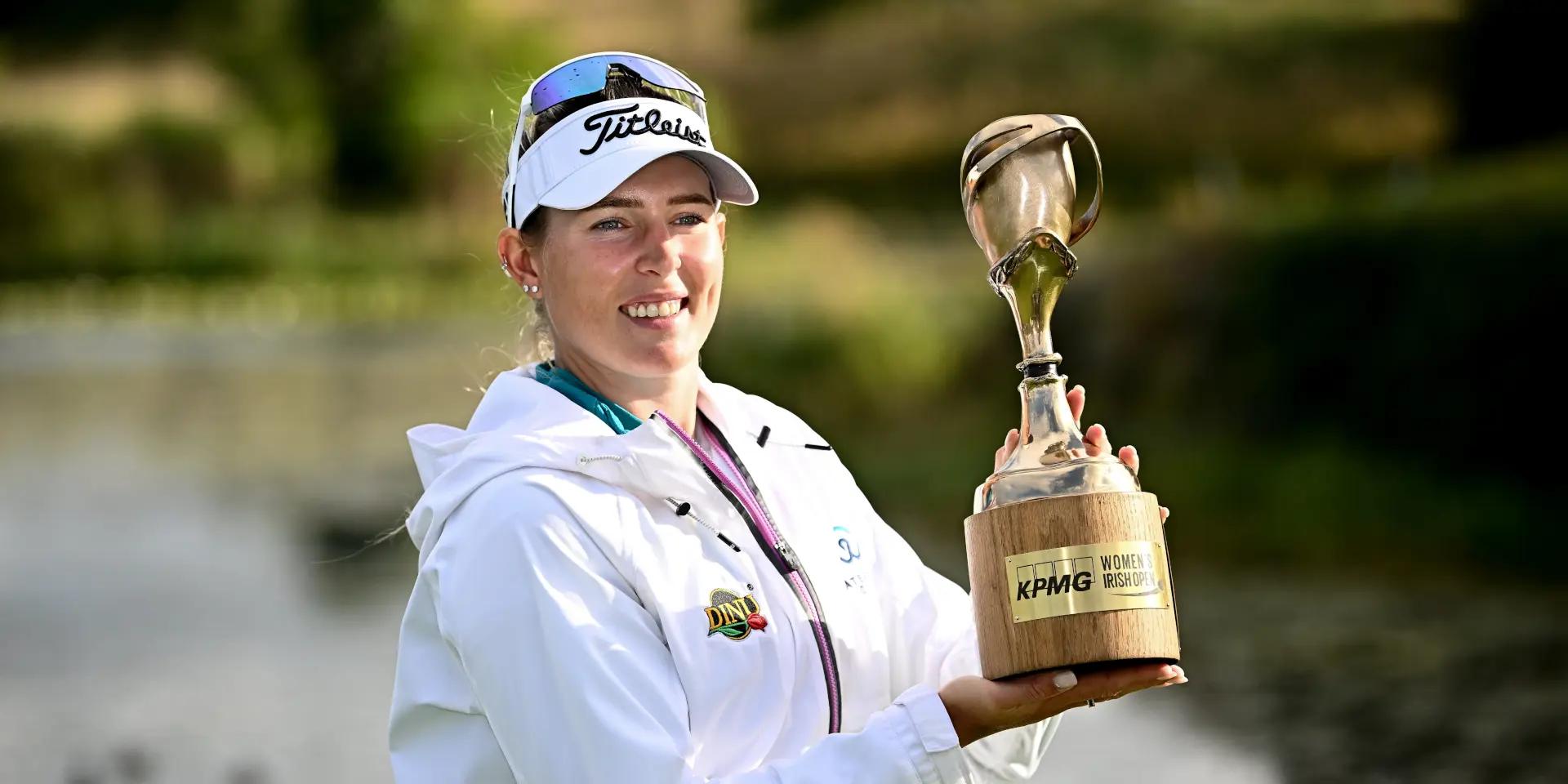 Casandra Alexander met de trofee van de KPMG Women's Irish Open, eerder dit seizoen