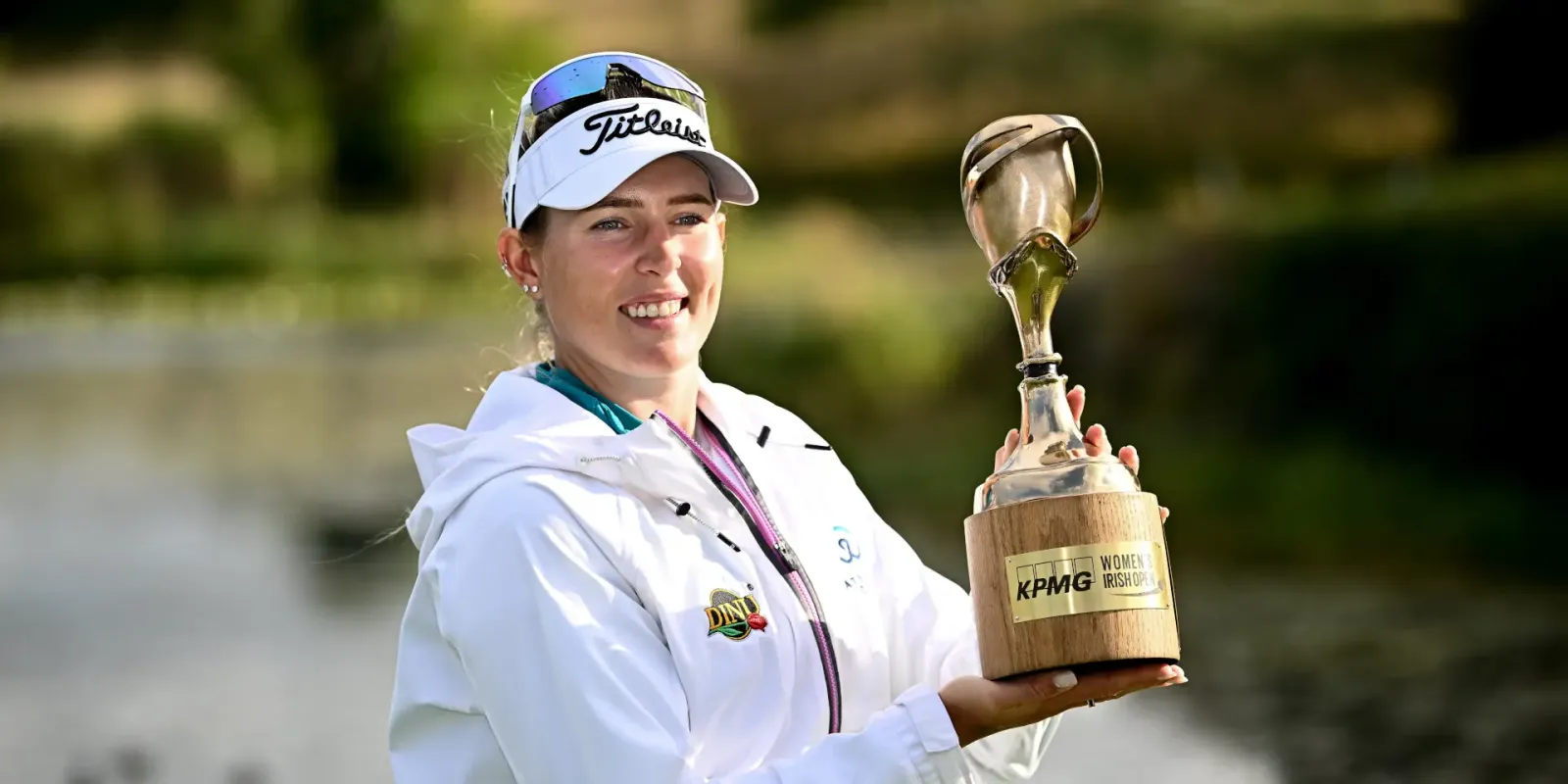 Casandra Alexander met de trofee van de KPMG Women's Irish Open, eerder dit seizoen