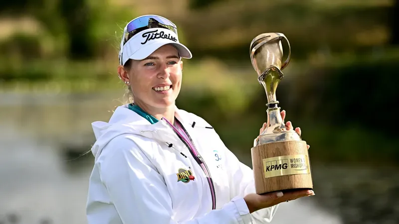 Casandra Alexander met de trofee van de KPMG Women's Irish Open, eerder dit seizoen