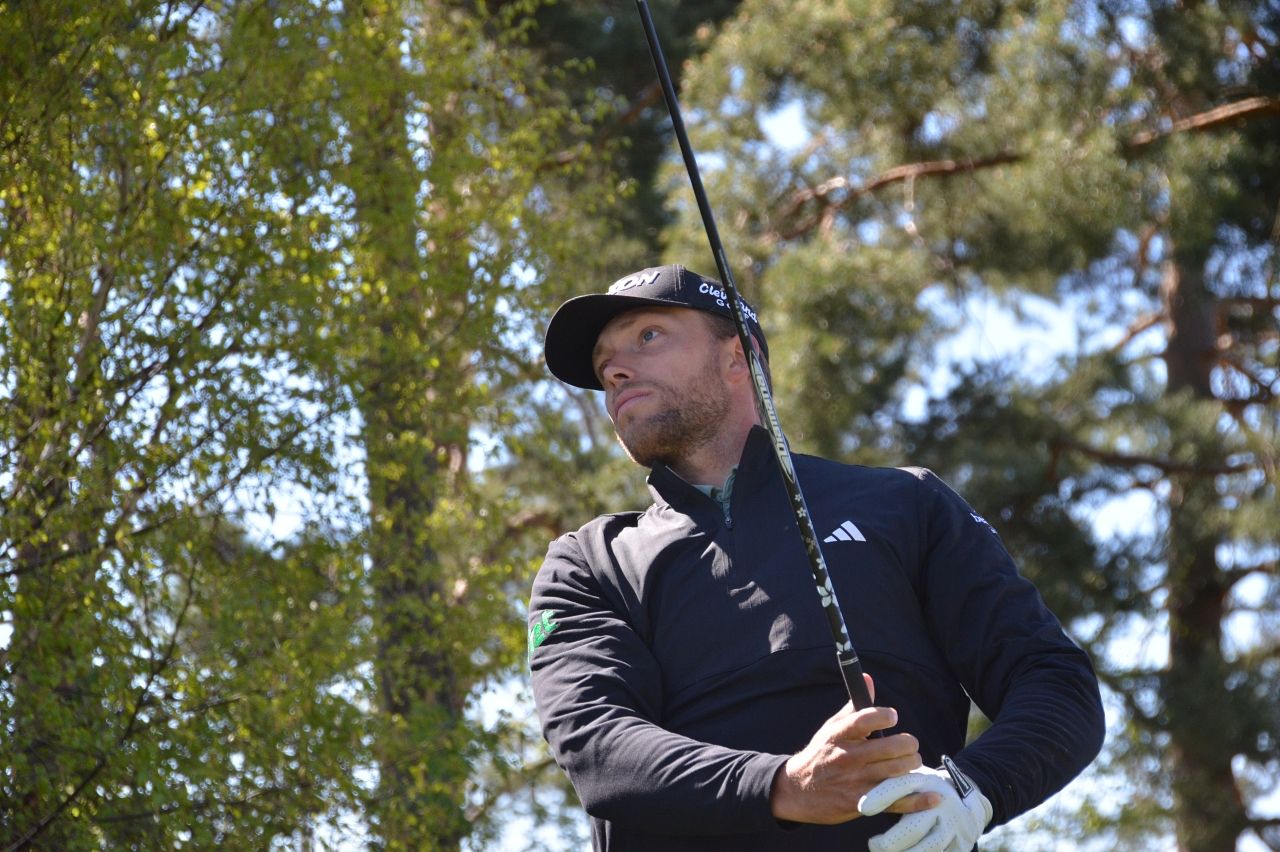 Koen Kouwenaar slaat af tijdens de Haugschlag NÖ Open 2026, zijn eerdere Pro Golf Tour-zege dit seizoen