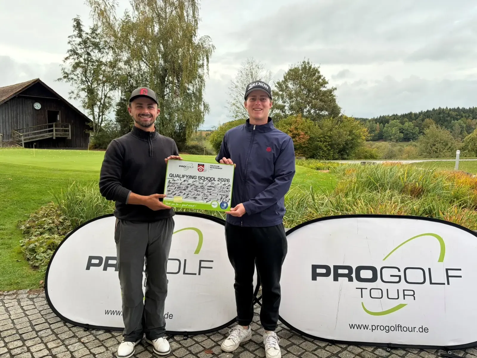 Melvin Muller (rechts) en Rémy Tabart met het ondertekende Qualifying School-bord in Reischenhof