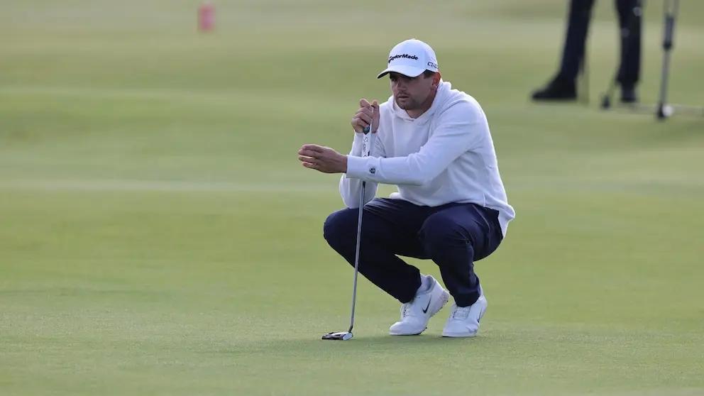 Casey Jarvis bestudeert een putt tijdens de Alfred Dunhill Links Championship