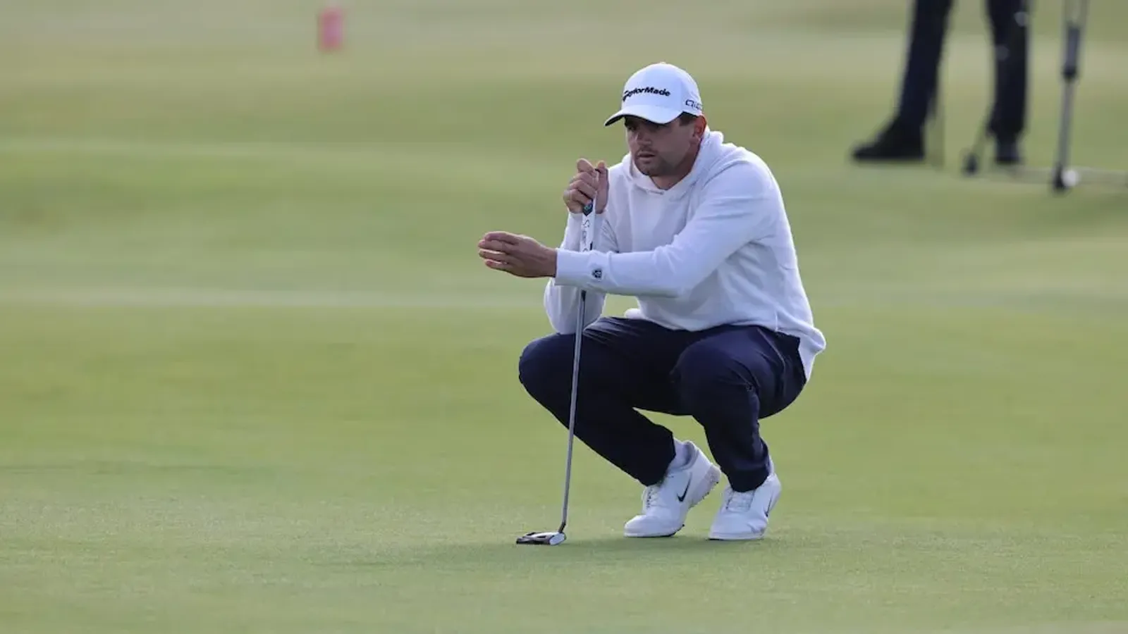 Casey Jarvis bestudeert een putt tijdens de Alfred Dunhill Links Championship