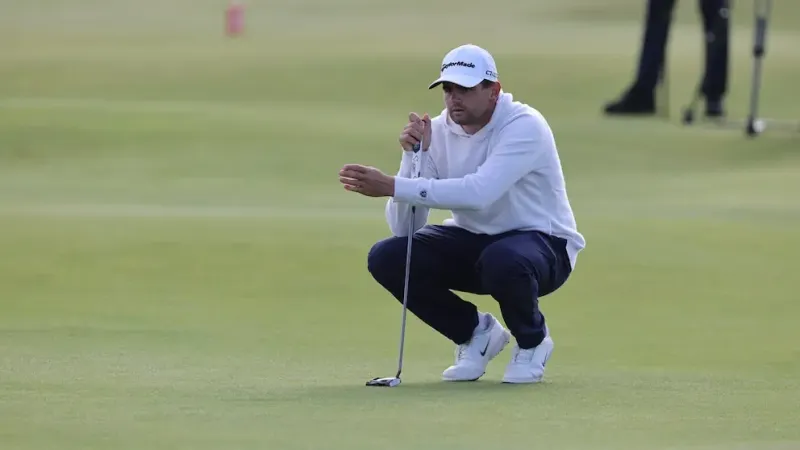 Casey Jarvis bestudeert een putt tijdens de Alfred Dunhill Links Championship