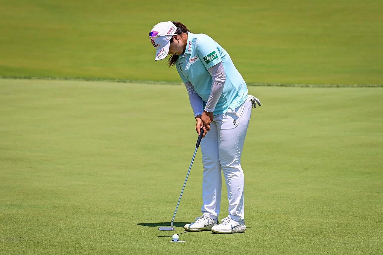 Hye-Jin Choi tijdens een puttbeweging bij een LPGA-toernooi