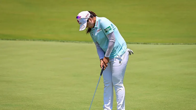 Hye-Jin Choi tijdens een puttbeweging bij een LPGA-toernooi