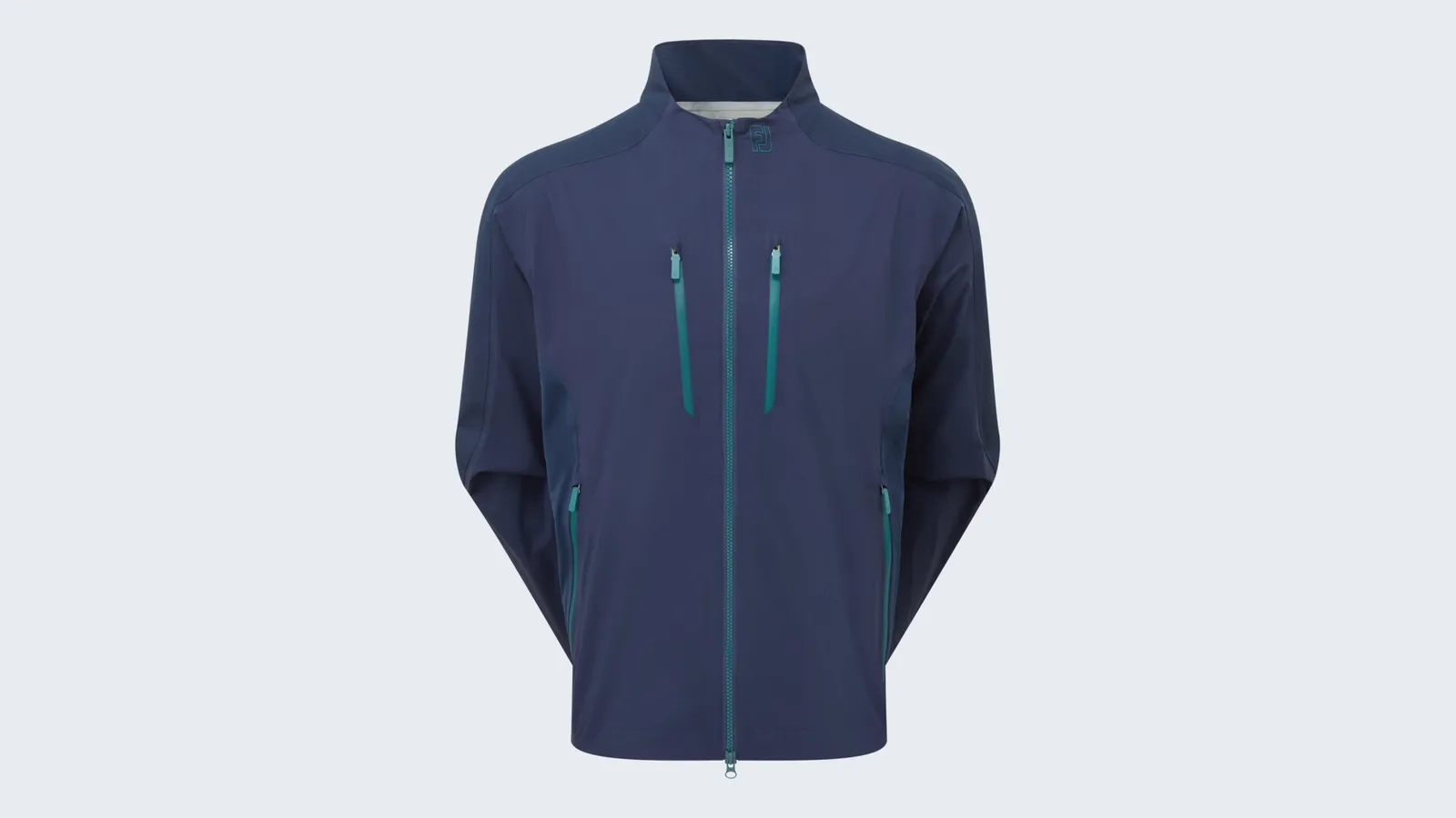 Marineblauwe FootJoy FJ ARCUS Jacket met tealkleurige ritsen op een lichtgrijze achtergrond