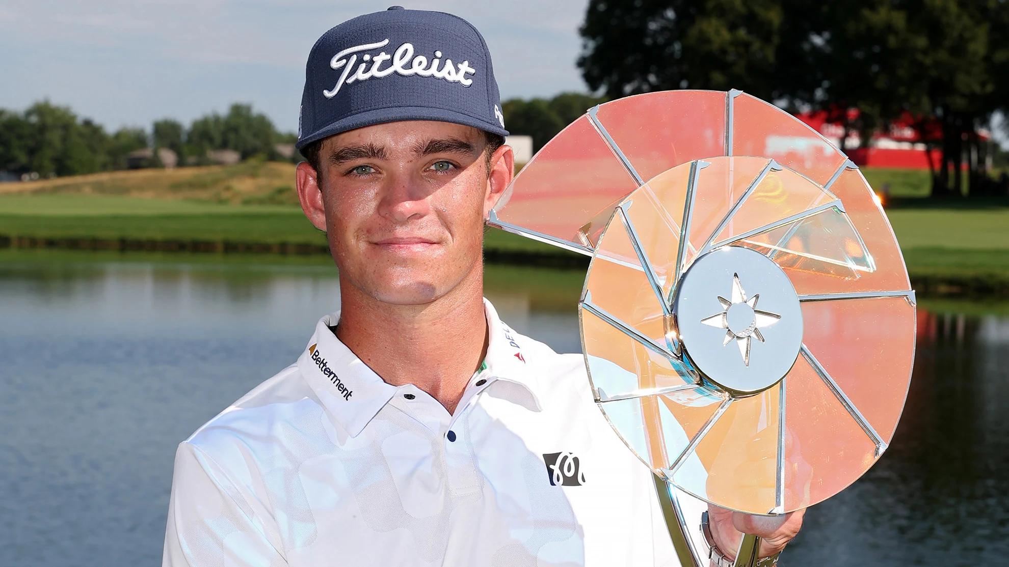 Jackson Koivun poseert met de trofee na zijn zege bij de 3M Open in 2026