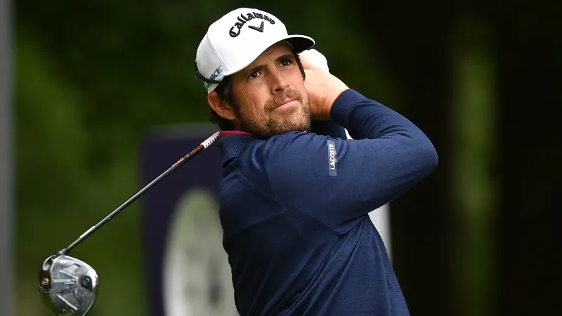 Nacho Elvira slaat een afslag tijdens een toernooi op de DP World Tour in 2026.