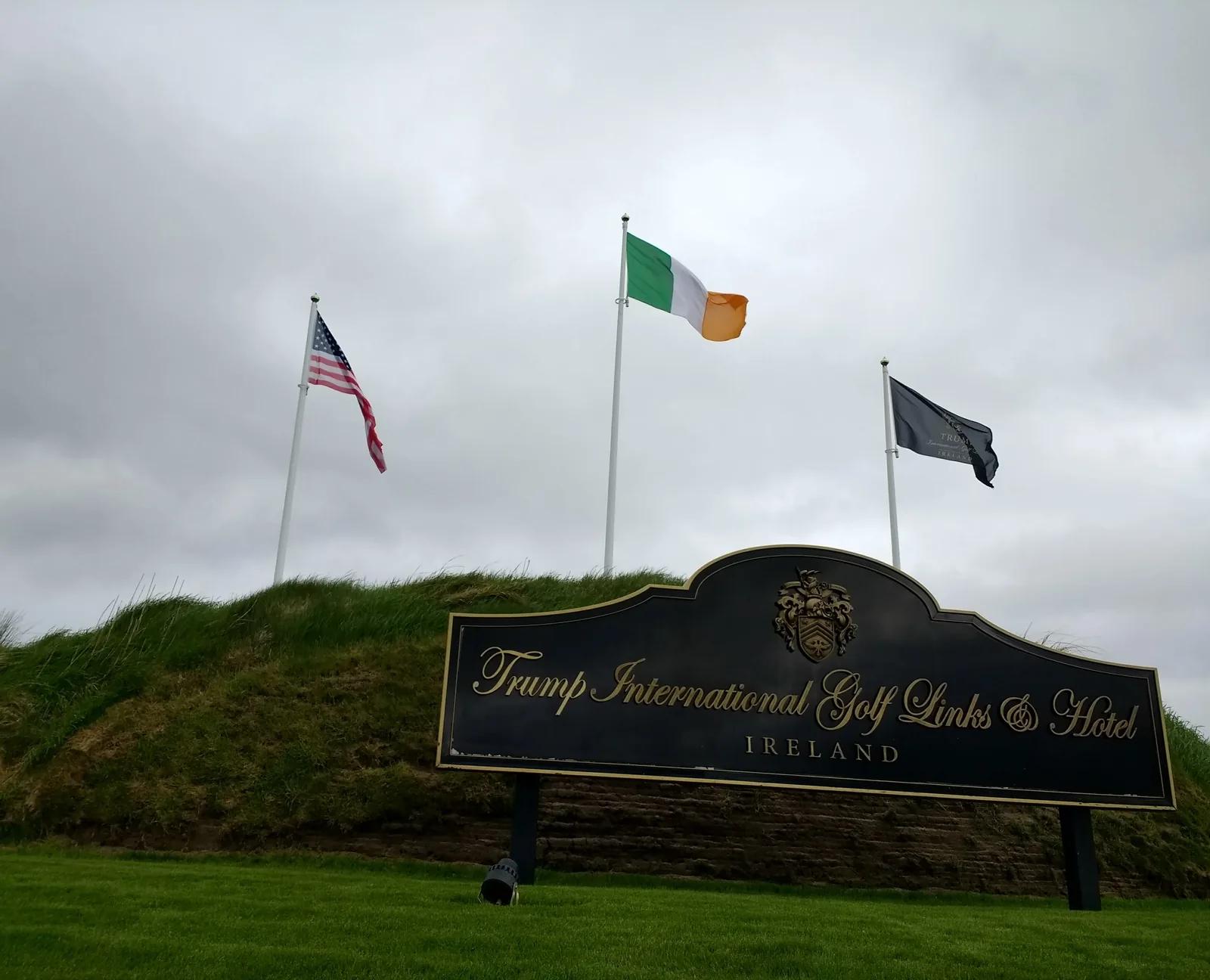 De golfbaan en het hotel van Trump International Golf Links in Balmedie, Schotland