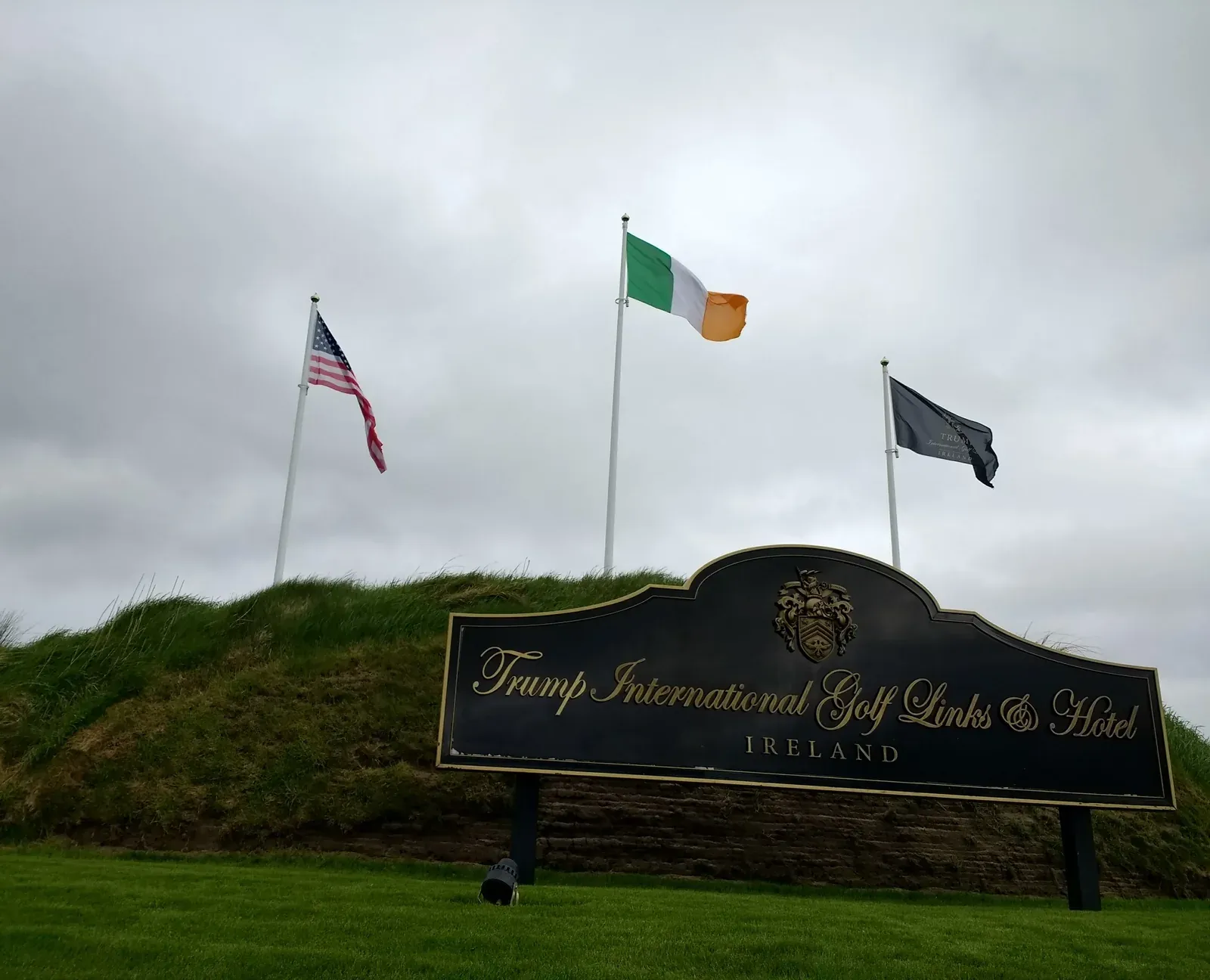 De golfbaan en het hotel van Trump International Golf Links in Balmedie, Schotland