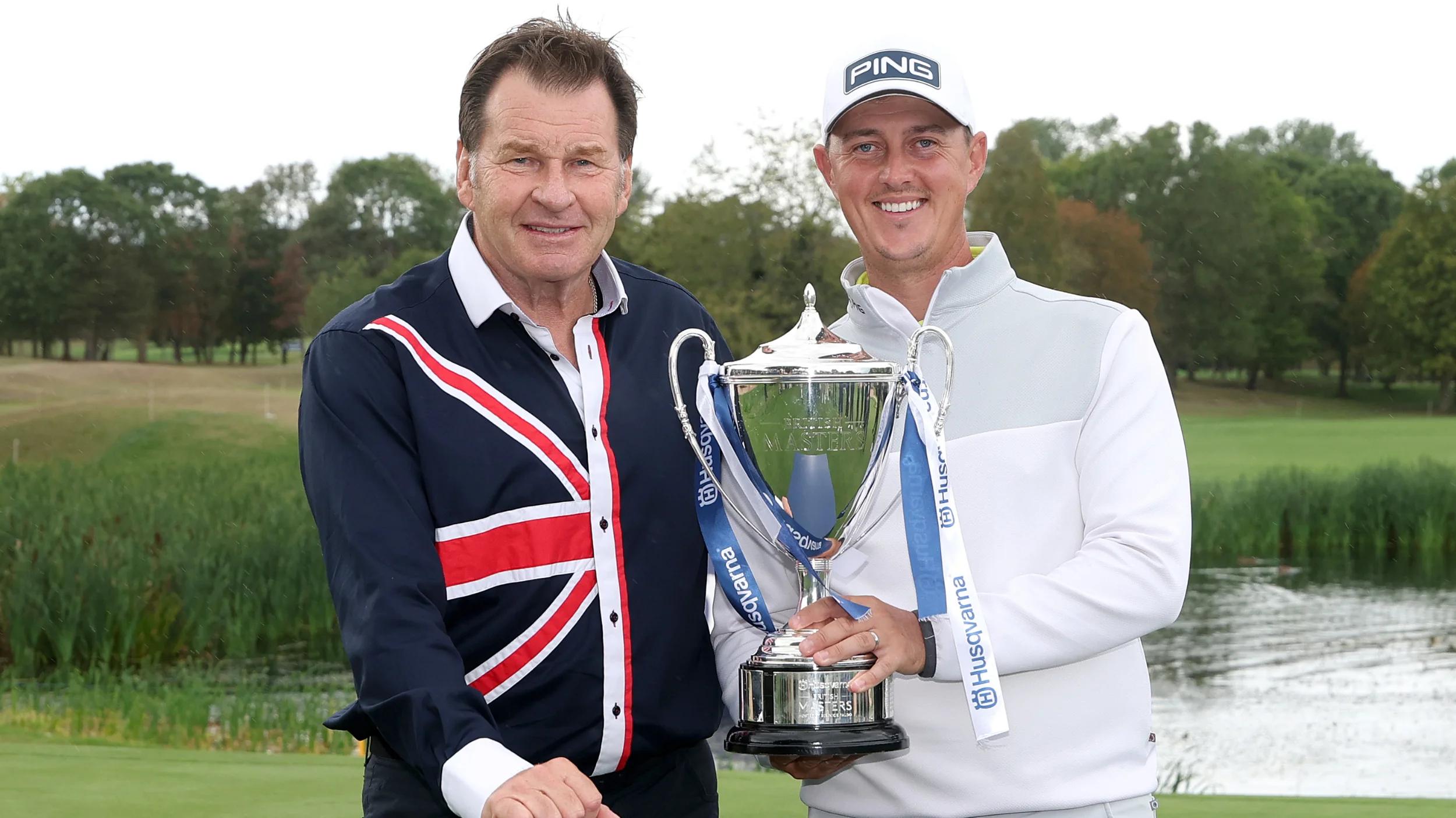 Joe Dean ontvangt de British Masters-trofee van Nick Faldo op The Belfry