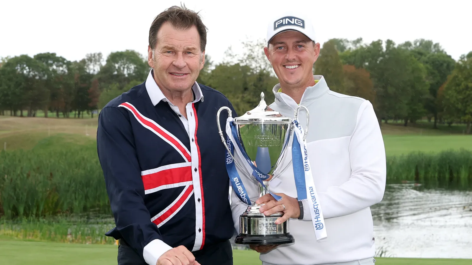Joe Dean ontvangt de British Masters-trofee van Nick Faldo op The Belfry