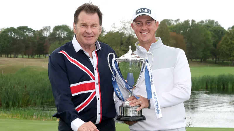 Joe Dean ontvangt de British Masters-trofee van Nick Faldo op The Belfry