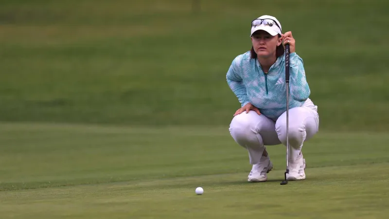 Karis Davidson lijnt een putt uit tijdens de U.S. Women's Open 2026