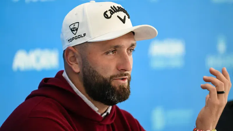 Jon Rahm tijdens zijn persconferentie voor de Amgen Irish Open in Doonbeg