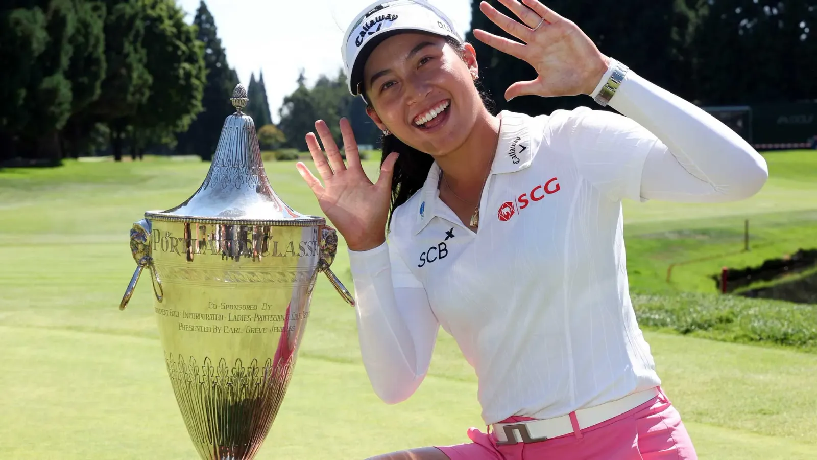 Jeeno Thitikul poseert met een wisseltrofee na een LPGA-zege