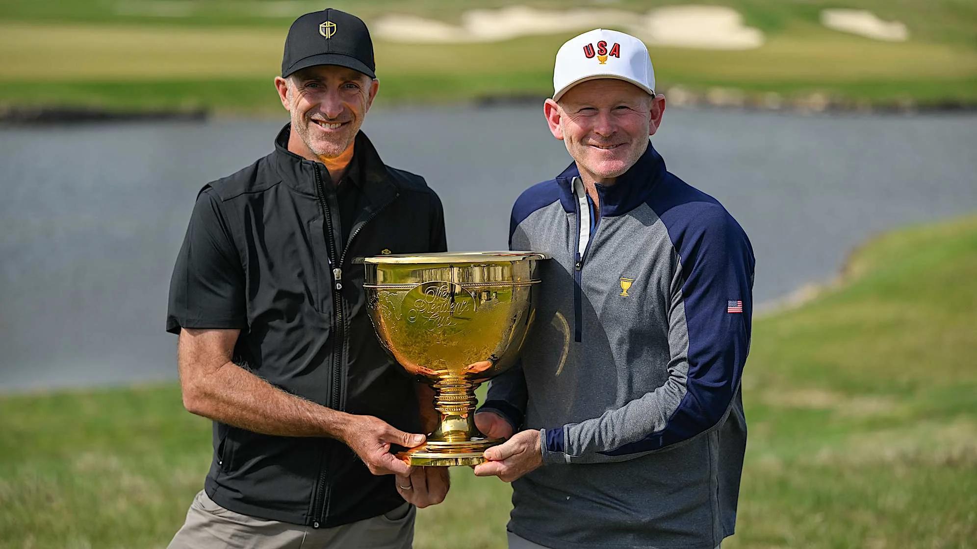 Brandt Snedeker en Geoff Ogilvy met de Presidents Cup-trofee op Medinah Country Club