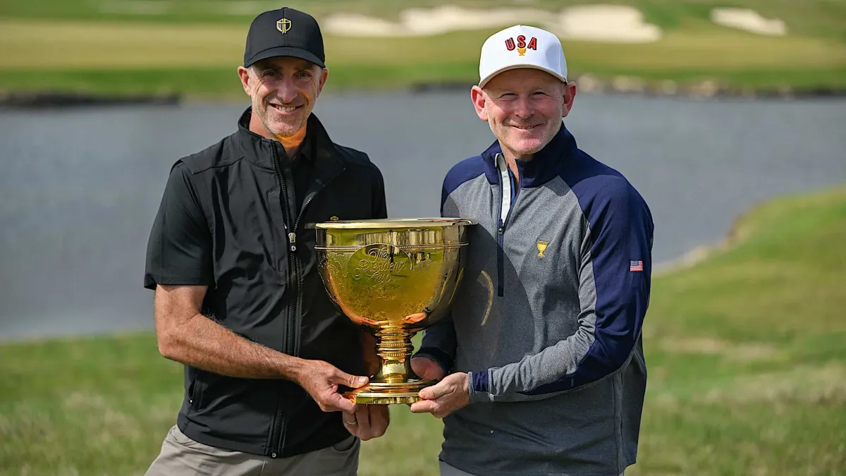 Brandt Snedeker en Geoff Ogilvy met de Presidents Cup-trofee op Medinah Country Club