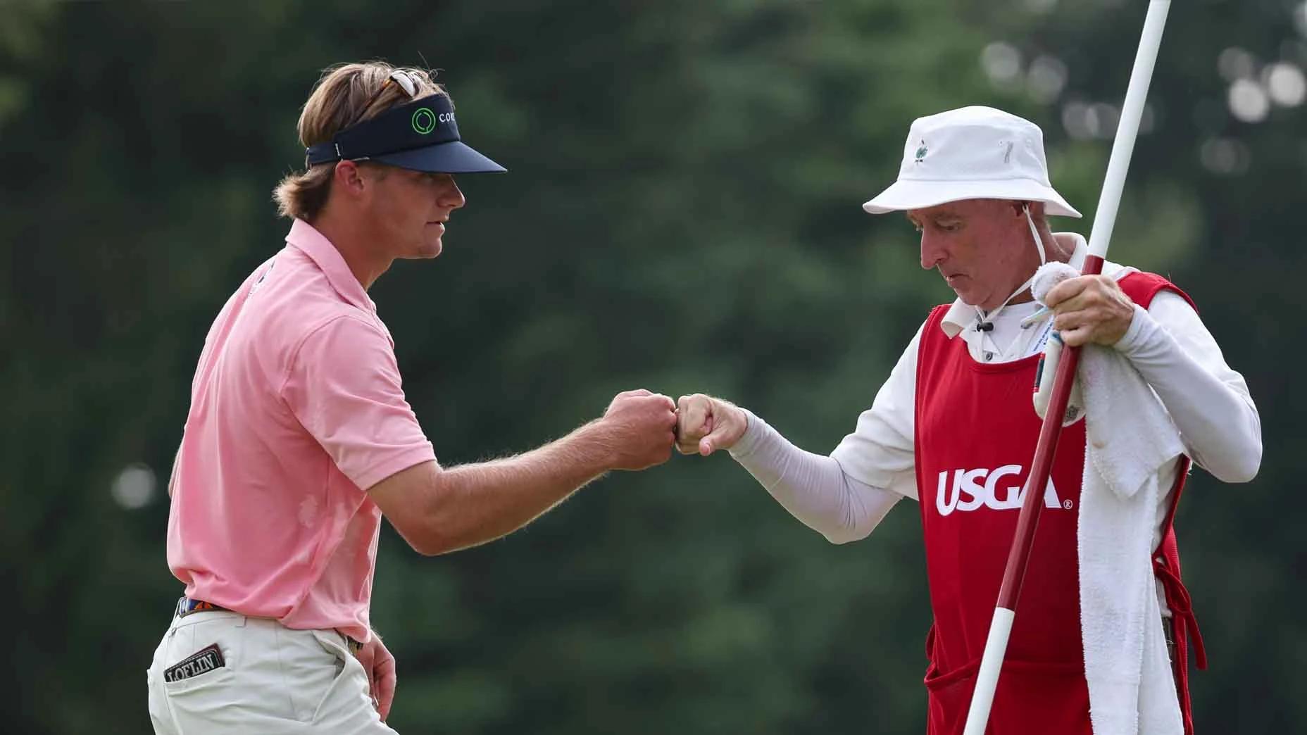 Carter Loflin en caddie Jack Hopkins tijdens het US Amateur op Merion