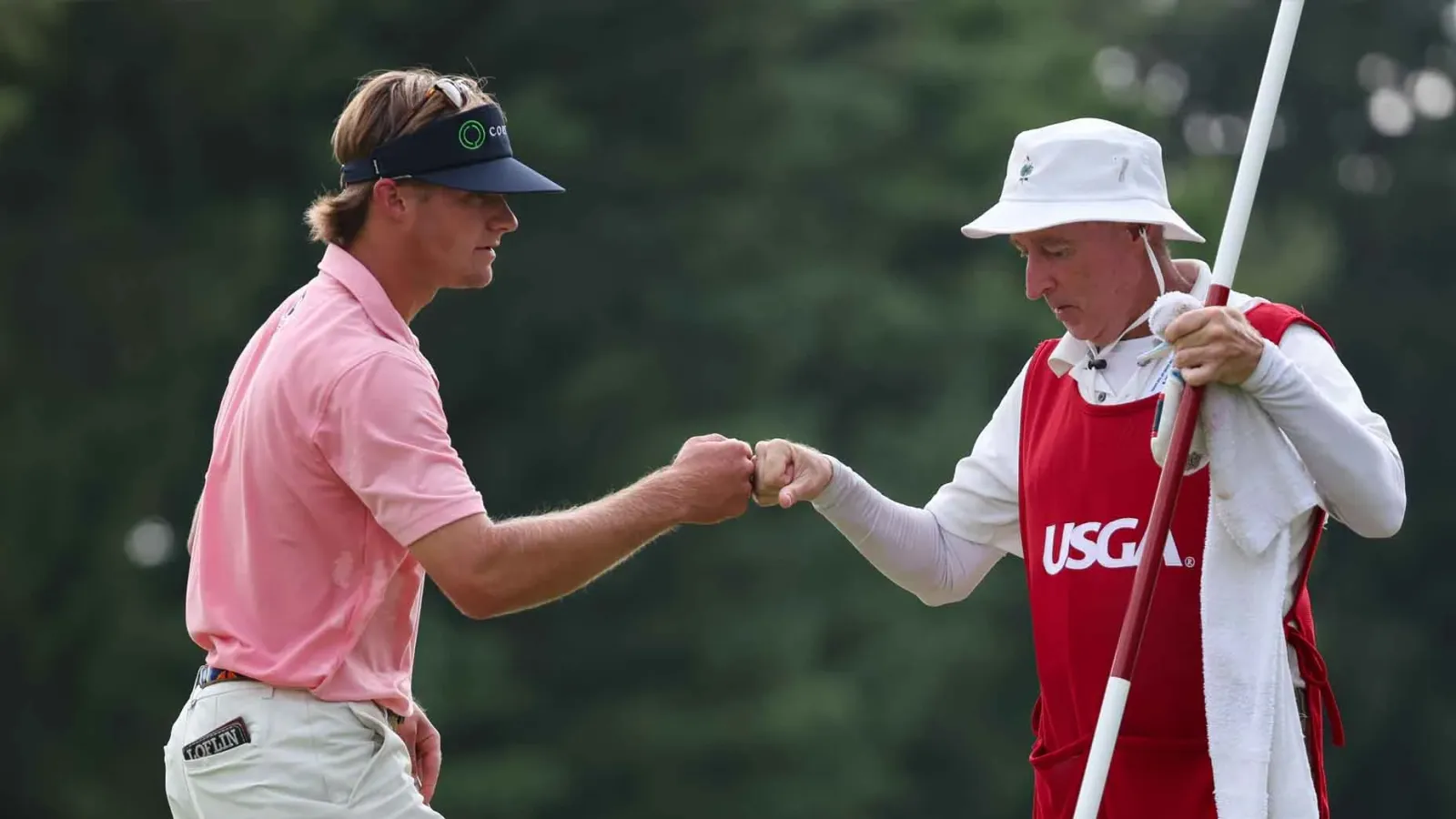 Carter Loflin en caddie Jack Hopkins tijdens het US Amateur op Merion