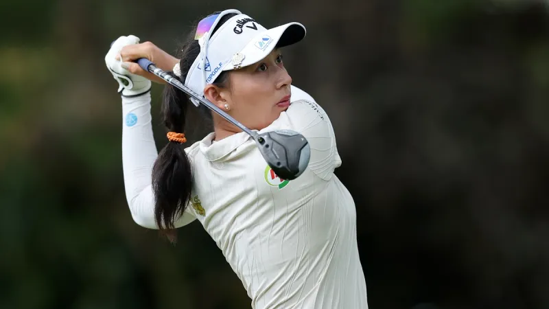 Jeeno Thitikul slaat af tijdens de LOTTE Championship presented by Hoakalei 2026 op Hoakalei Country Club