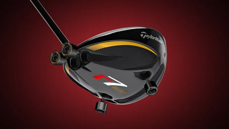 TaylorMade R7 Quad mini driver met losse gewichten op een rode achtergrond