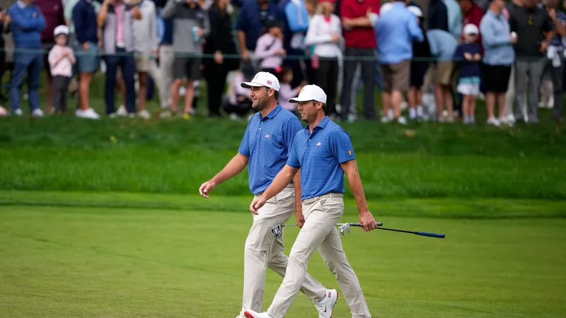 Scottie Scheffler en Sam Burns lopen over de fairway tijdens de Presidents Cup 2026 op Medinah Country Club