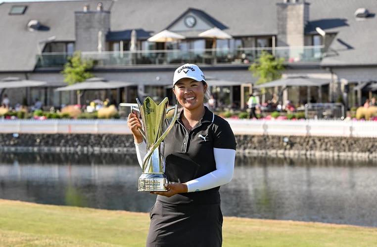 Anna Huang viert haar zege bij het PIF London Championship 2026