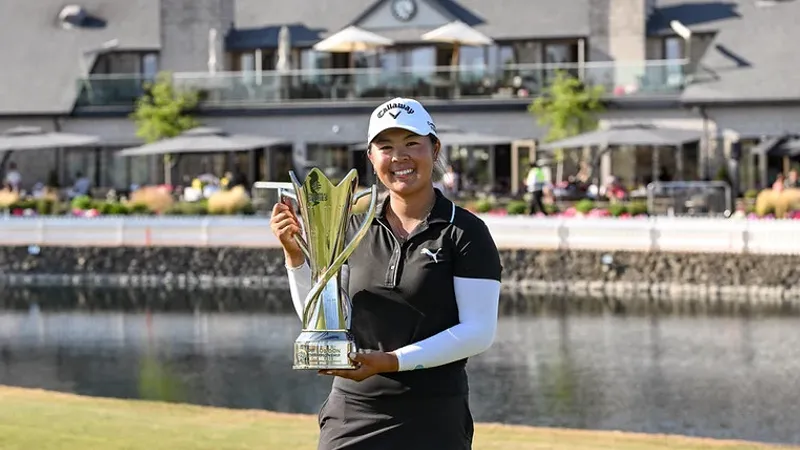 Anna Huang viert haar zege bij het PIF London Championship 2026