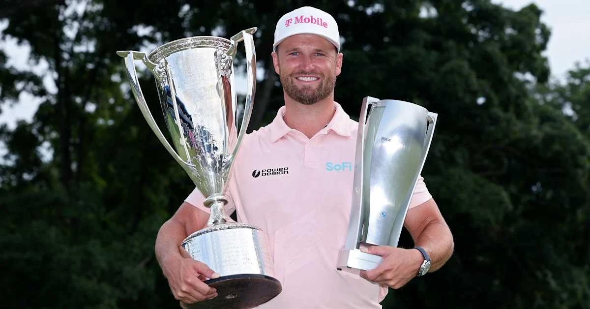Wyndham Clark poseert met de winnaarstrofee en de J.K. Wadley-trofee na zijn zege bij het BMW Championship 2026 op Bellerive Country Club.