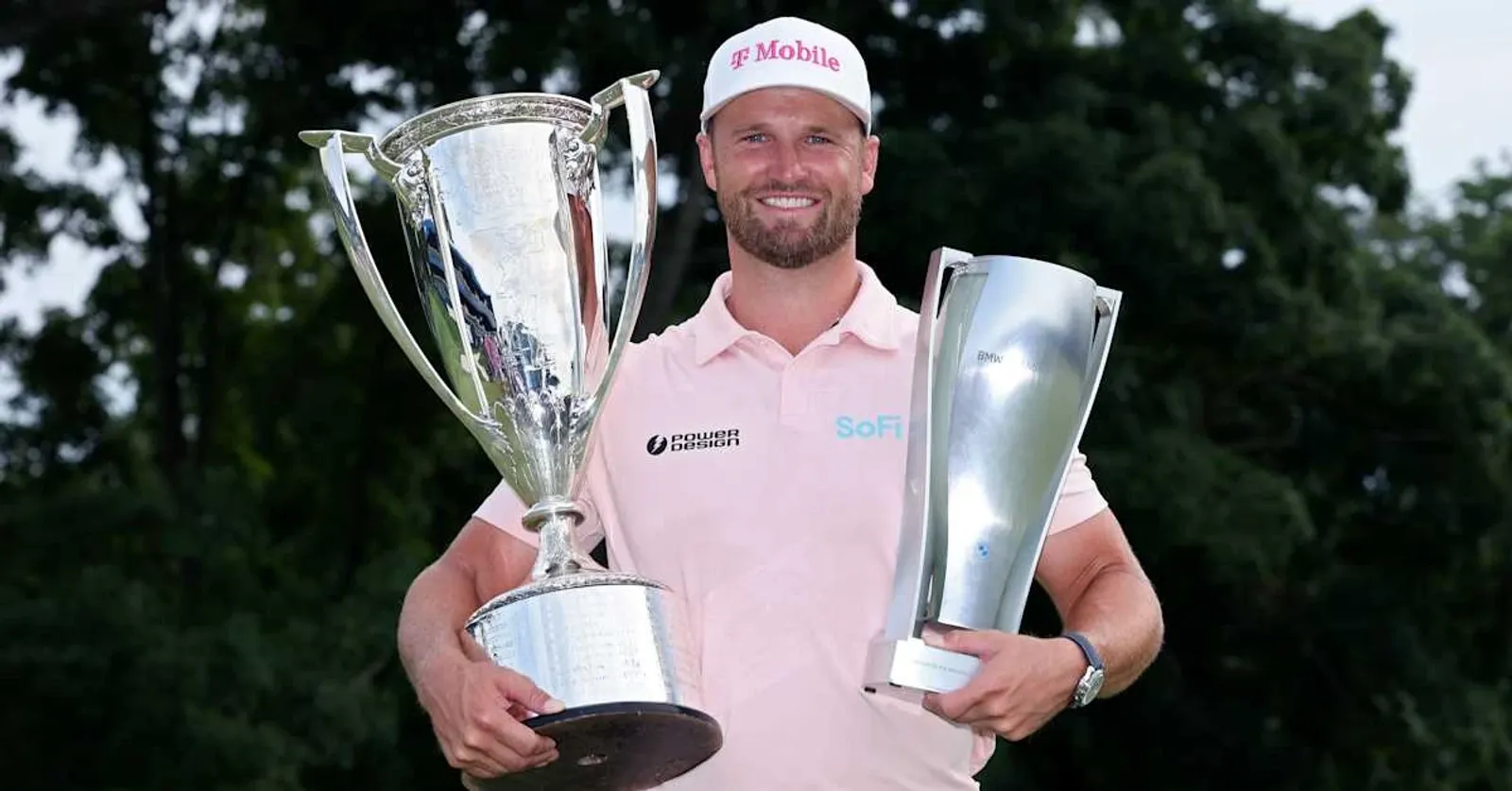Wyndham Clark poseert met de winnaarstrofee en de J.K. Wadley-trofee na zijn zege bij het BMW Championship 2026 op Bellerive Country Club.