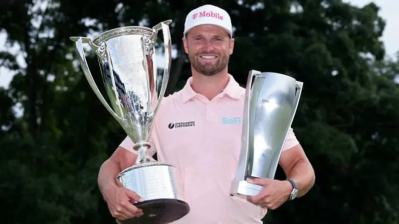 Wyndham Clark poseert met de winnaarstrofee en de J.K. Wadley-trofee na zijn zege bij het BMW Championship 2026 op Bellerive Country Club.