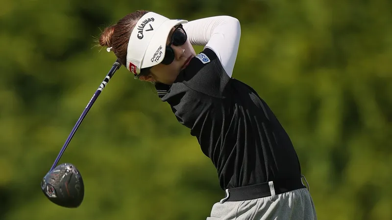 Yuna Nishimura slaat af tijdens de eerste ronde van de Walmart NW Arkansas Championship 2026 op Pinnacle Country Club.